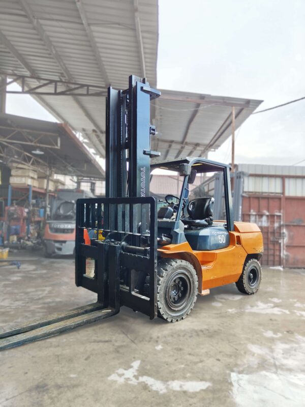 Pre-Owned Toyota 8FD50 Forklift Malaysia – 5 Ton Diesel Lift Truck